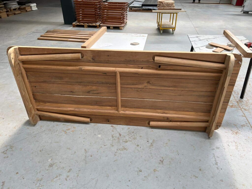 UZ TABLE | YAAZ | 2022